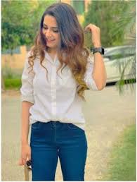 She was raised in pakistan and completed her education from pakistan. Komal Meer Biography Age Education Family Dramas Photos Artofit