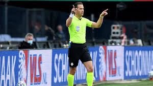 Besides refereeing he works as a police inspector in rotterdam and as a referee development coordinator for. Le Neerlandais Danny Makkelie Arbitre Du Match Des Diables Rouges Face A L Angleterre Le Soir