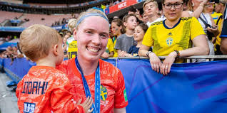 She lives in… one o'clock klockan är ett ten past tio över half past halv quarter to kvart i two o'clock klockan två family familj children barn age ålder important viktig determination beslutsamhet Senaste Nyheterna Om Hedvig Lindahl Gp Se