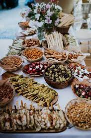 12 Wedding Food Ideas Your Guests Will Love Buffet De Comida Alimentos De Casamento Travessas De Alimentos