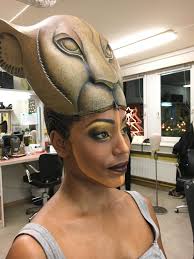 Zeit für´s Make Up: Yanisleisy Aguilar Diaz verwandelt sich in Nala!✨  #TheaterimHafen #KönigderLöwen #Disney