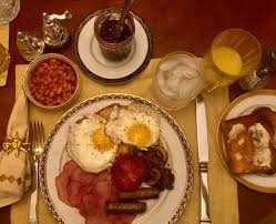 Found or purchased natural materials give texture to your table. Here Is How To Set The Perfect English Breakfast Table