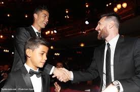 Cristiano ronaldo en compagnie de son fils, cristiano junior, et de sa petite amie, la mannequin irina shayk, lors de la remise de son deuxième cristiano ronaldo est papa d'un petit cristiano junior, né le 17 juin 2010, mais l'identité de la mère reste secrète. Juve La Mere De Ronaldo Denonce Une Mafia Contre Son Fils