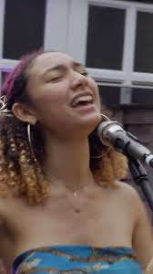We had the pleasure of having Mahalia come in while she was in NYC and  perform a couple of her songs slowed down and intimate for Daylight.  Accompanied by Down to Mars,