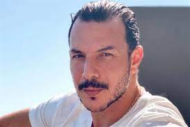 باسل خياط بالقبعة هل تؤدي إلى الصلع؟. Ø¨Ø¹Ø¯ Ø´Ø¬Ø§Ø± Ù…Ø¹ Ø¨Ø§Ø³Ù„ Ø®ÙŠØ§Ø· Ø§Ø³ØªØ¨Ø¹Ø§Ø¯ Ø§Ù„Ù…Ù…Ø«Ù„Ø© Ø§Ù„ØªÙˆÙ†Ø³ÙŠØ© Ø³Ø§Ø±Ø© Ù…Ù† Ù…Ø³Ù„Ø³Ù„ Ø­Ø±Ø¨ Ø£Ù‡Ù„ÙŠØ© Ù…Ø±ØµØ¯ Ø§Ù„Ø´Ø±Ù‚ Ø§Ù„Ø§ÙˆØ³Ø· Ùˆ Ø´Ù…Ø§Ù„ Ø§ÙØ±ÙŠÙ‚ÙŠØ§