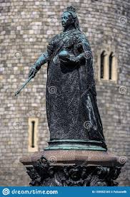 Também assume o posto de mais antigo do mundo, quando nos referimos a sua muitos cômodos são datados da idade média, e por isto várias obras de arte estão espalhadas nesses ambientes. Rainha Estatua Vitoria No Castelo De Windsor Em Windsor Inglaterra Reino Unido Foi Erguida Em 1887 Em Comemoracao A Rainha Imagem De Stock Imagem De Inglaterra Monte 159552183