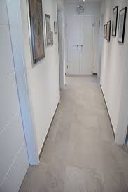 Der flur ist als durchgangsbereich schwierig in der gestaltung. Etw Graue Bodenfliesen