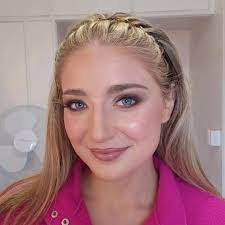 Alma Clarke's Instagram, Twitter & Facebook