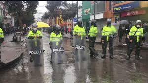 Todos los 20 de julio, antes de instalar formalmente las sesiones del congreso, el presidente de la república preside la ceremonia de conmemoración de los actos de independencia, en bogotá. Vendedores Informales Bloquean Vias Del Barrio 20 De Julio En Bogota Rcn Radio