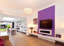 Oturma odasında genelde televizyon ünitelerinin kullanılmasının yanı sıra son zamanlarda, tv arkası duvar dekorasyonu da çok popüler tv duvar arkasına çok şık renk ve görsel desenlerden oluşan duvar kağıdı ya da duvar kaplamaları gibi malzemeler sayesinde odaya etkili bir odak noktası oluşturmak. Oturma Odasi Tv Arkasi Duvar Dekorasyon Fikirleri