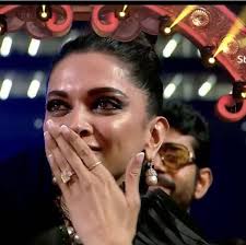 Ranveer Singh Dedicates Award To Deepika Says I Didn T Get Queen In The Film But In Real Life I Have Got My Queen Hungryboo Deepika Padukone Style Bollywood Celebrities Deepika