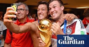 Dünya kupası şampiyonumuz mesut özil, arsenal'le yollarını ayırdı ve türkiye yolcusu. Mesut Ozil Why 2015 Will Be The Defining Year For Arsenal Star Arsenal The Guardian