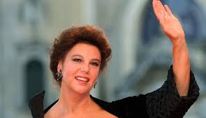 Sedotta e abbandonata stefania sandrelli film completo italiano (2 parte). Stefania Sandrelli Mi Sono Sempre Piaciuti Vecchi