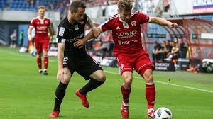 Obszerne archiwum, które zawiera bilety, zdjęcia, proporce, plakaty, szale, ziny, archiwalne statystyki i obecne. Lotto Ekstraklasa Piast Gliwice Cracovia 3 1 Pasy Na Dnie Ligowej Tabeli Sport Tvp Pl