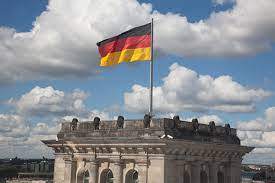 Het wordt gegrensd door denemarken in het noorden, polen en tsjechië in het oosten, oostenrijk en zwitserland in het zuiden, en in het westen door frankrijk. Duitsland Informatie Landenwijzer Nl