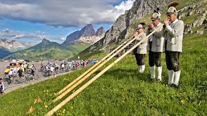 Open to amateur cyclists, the maratona—with 9,000 riders from over 70 nations—is one of the biggest italian granfondo bicycle races. Maratona Dles Dolomites Enel