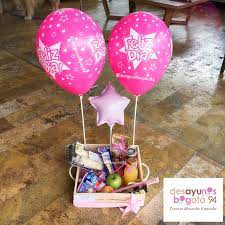 Generalmente, se envían con decoración de cumpleaños, frases personalizadas o alguna adición. Ancheta Ferrero Como Hacer Desayunos Sorpresa Desayunos Para Regalar Decoracion Con Globos Cumpleanos