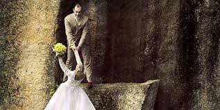Weddingwire features real weddings in new hampshire 8 Beautiful Wedding Photos Of A Couple On Cliffs That Will Give You A Huge Rush
