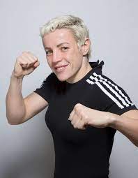 Explore tweets of maïva hamadouche @maivahamadouche on twitter. Maiva Hamadouche Championne Du Monde De Boxe Et Policiere J Ai L Impression Que Les Personnes Oublient Que Je Suis Une Femme Elle