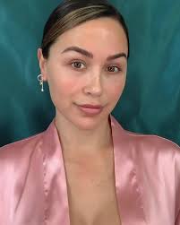 Morning quarantine routine 💫🙌🏼 Even though I’m just chilling around the  house these days I still like to look bright and dewy. Details of my every  day dewy look below 👇🏼Oh but first! Don’t forget, I’m ...