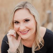 Kari Beaton's Instagram, Twitter & Facebook