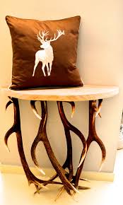 Le Fineza Meran Merano Home Interior Chalet Design Deko Wohnaccessoires Einrichtung Geweih Hirsch Stierfell Brasilien Couc Chalet Design Hirschgeweih Deko Deko