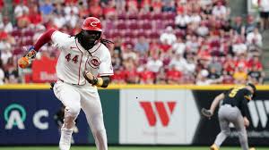 Elly De La Cruz collects three hits in Reds' win