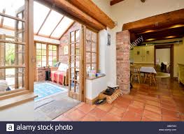 Wintergarten Und Kuche Im Landhaus Stockfotografie Alamy