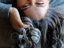 Apart from normal aging, grey hair is also common among some young people as well. H4 Ajon2uetfmm