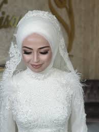 Genel olarak gelin başı modellerine baktığımızda topuzlar öne çıkmaktadır. Nisanur Gelin Nisan Kina Basi Modelleri Nisanur Tesettur Moda Ve Kuafor