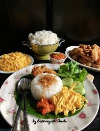 Nasi uduk kuning yang bercita rasa rempah yang khas dan enak bisa anda hadirkan di tengah keluarga anda.selain itu untuk menambah hidangan yang istimewa anda dapat melengkapinya dengan sambal kacang yang khas. Beberapa Bulan Yang Lalu Saya Share Resep Nasi Kuning Rice Cooker Dan Banyak Banget Yang Cocok Kemudian J Masakan Indonesia Resep Masakan Makanan Dan Minuman