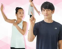 voce連載 ダイエット道場 でもおなじみボディワーカーの森拓郎さんのストレッチレッスン 森さんのストレッチなら体の各部位が細見えしてきて 体が変わるんです 今回は デコルテ 二の腕 背中がが引き締まる 上半身に効くストレッチ です 上半身 デコルテ 拓郎