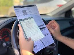 É obrigatório andar com o documento do veículo? Veja