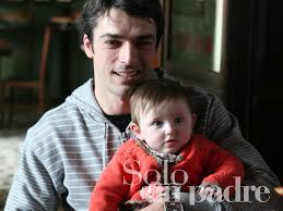 Carlo est trente, une bonne voiture, une ?uvre qui aime même plus une fille de dix mois, sophia, qu'il adore. Un Wallpaper Di Solo Un Padre 97528 Movieplayer It