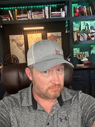 Elaine to Jerry) "How come you're wearing a hat"? Jerry) "I get a haircut".  Elaine) "Can I see it". (Jerry takes off his hat and shows her). ELAINE AND  GEORGE LAUGH HYSTERICALLY !!! |