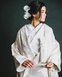 伝統の白無垢 まとめすぎないヘアスタイルに蘭のヘアコサージュが