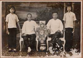 1890s Early Chinese Photo Family Portrait Black White Photograph Southern China Q Black And White Photographs Family Portrait Photography Family Portraits