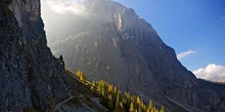 Charakteristik kurze, fahrtechnisch teilweise anspruchsvolle runde durch die steinerne stadt bis zum rifugio salei, bei der dank der gondel zum ciampinoi nur wenige höhenmeter mit dem bike zu. Rund Um Den Langkofel Wanderung