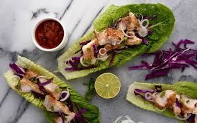If You Re Looking To Go Low Carb Lettuce Wraps Are A Worthy Solution Plus The Added Hydrating Crunch Of T Salat Wraps Nahrstoffreiche Rezepte Rezepte Gesund