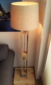 Stehlampe Aus Europaletten Mit Lampenschirm Von Holzmalschoen Auf Etsy Mit Bildern Palettenlicht Stehlampe Holz Lampen