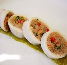 I calamari ripieni in umido sono uno dei piatti di pesce più conosciuti della tradizione culinaria siciliana. Calamari Ripieni Con Brunoise Di Verdure Su Crema Di Zucchine E Piselli In Cucina Con Mamma Agnese