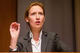 Einem medienbericht zufolge soll sie eine asylbewerberin illegal als putzfrau beschäftigt. Alice Weidel Von Der Afd Die Frau Im Hintergrund Tritt An Politik Stuttgarter Nachrichten