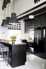 The style isn't just for modern spaces (although dark stone or corian counters. Cuisine Moderne Cuisine Moderne Blanche Cuisine Moderne Blanche Et Bois Cuisine Moderne Bois Cuisin Black Kitchen Decor Kitchen Decor Modern Kitchen Decor