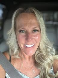 Natural summer makeup look with bronzer and illuminator