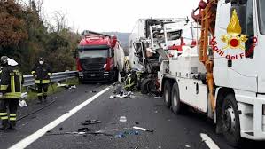 Enjoy the videos and music you love, upload original content, and share it all with friends, family, and the world on youtube. Tamponamento Fra Due Tir Sull A1 Chiuso Un Tratto Di Autostrada Traffico In Tilt