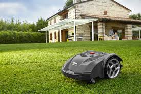 Det var ikke automatisk en suksess, ettersom den var stor, skrikende gul. Mot Din Nye Bestevenn Robotgressklipperen