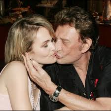 Johnny hallyday avait de fait élu domicile à los angeles depuis 2007 et était détenteur, depuis 2014 d'une green card, la carte de résident des intérêts que laeticia hallyday tente de rapatrier dans le giron d'un trust basé en californie et objet des inquiétudes de laura smet et david hallyday. Photos Laeticia Hallyday 25 Ans Apres Son Mariage Avec Johnny Elle Est Toujours Aussi Emue Gala