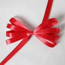 How to make a curly ribbon bow. Gift Wrapping How To Make A Fancy Bow Using A Comb Loulou Downtown