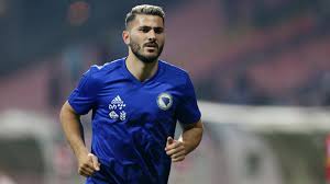 Sead kolasinac is a very robust defender who is currently playing for arsenal in the english premier league. Fix Sead Kolasinac Zuruck Auf Schalke