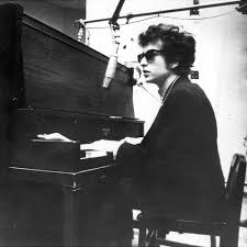 When he hosted bob dylan's radio theme time hour, during his mother's day hour in 2008, dylan played momma said knock you out by ll cool j and was heard to rap along with the first verse. Bob Dylan Musica Letras Canciones Discos Escuchar En Deezer